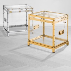 Eichholtz Flightcase Exposed in Gold und Nickel nebeneinander im Raum Eichholtz Flightcase Exposed in Gold und Nickel nebeneinander im Raum
