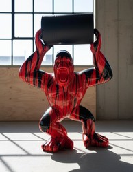 Casa Padrino sculpture décorative de luxe Affe Gorilla Tonneau Matt Trash Rot Schwarz H. 140 cm - Immense sculpture de jardin - Sculpture grandeur nature - Sculpture décorative XXL