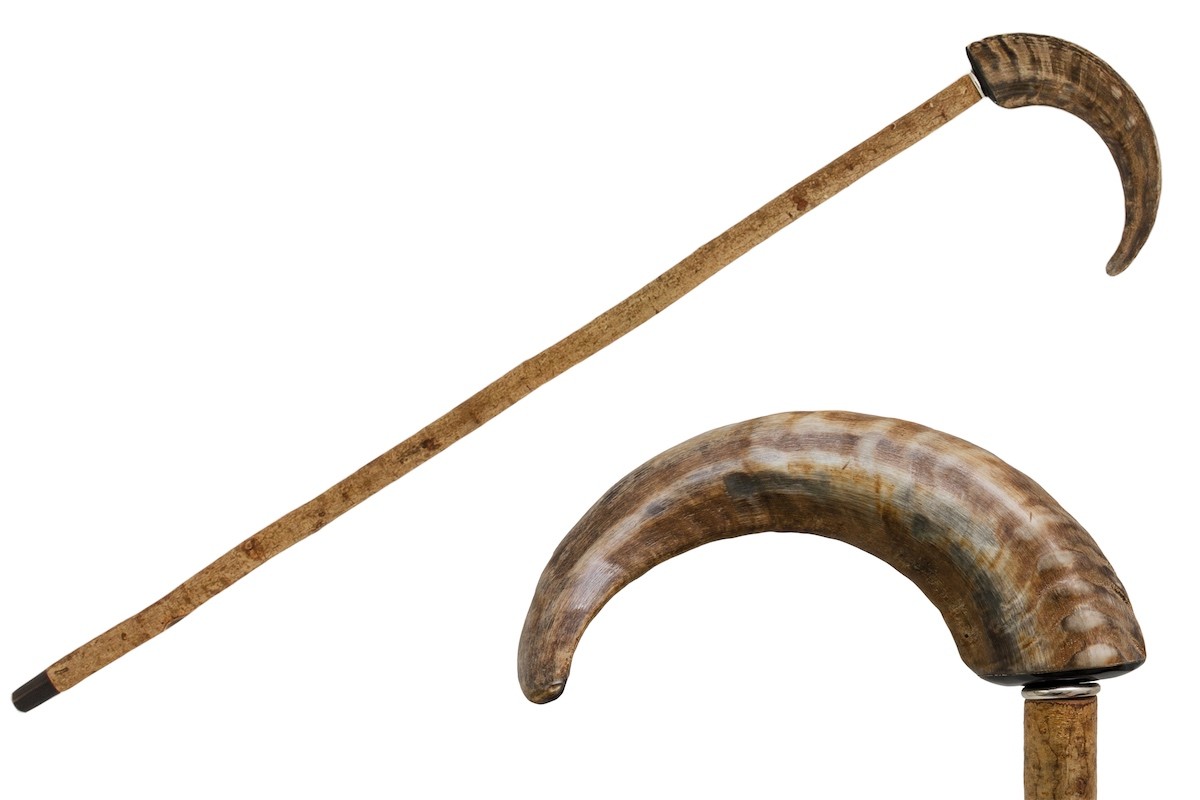 Casa Padrino Bastón de Paseo con Cuerno de Muflón - Hecho a mano en Italia, Madera de Avellano, Longitud 93 cm Casa Padrino Bastón de Paseo con Cuerno de Muflón - Hecho a mano en Italia, Madera de Avellano, Longitud 93 cm