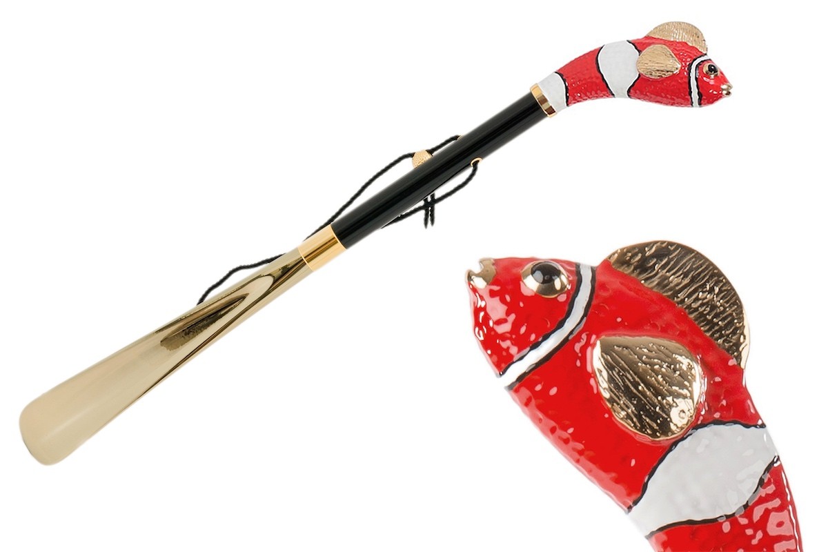 Casa Padrino Calzador Pez Rojo - Mango de Haya, Pala de ABS, Empuñadura de Latón Esmaltado - 50 cm Casa Padrino Calzador Pez Rojo - Mango de Haya, Pala de ABS, Empuñadura de Latón Esmaltado - 50 cm