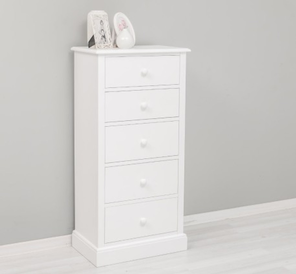 Casa Padrino Commode style campagne blanc avec 5 tiroirs, 61 x 38 x 123 cm Casa Padrino Commode style campagne blanc avec 5 tiroirs, 61 x 38 x 123 cm