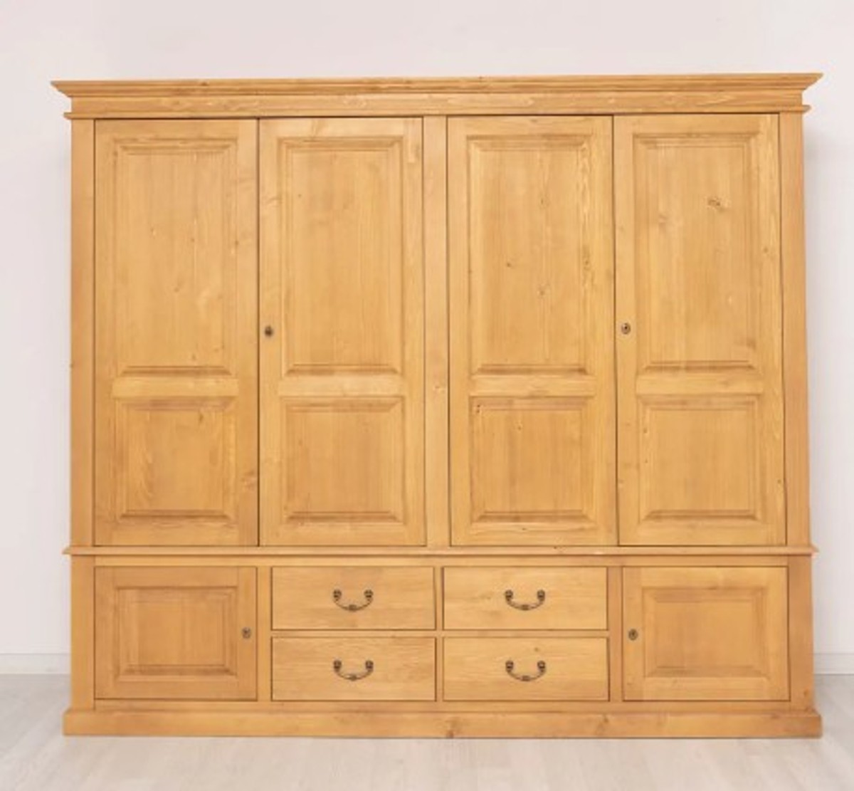 Casa Padrino Armadio stile country marrone antico cerato con 4 ante e 4 cassetti, 232 x 59 x 197 cm Casa Padrino Armadio stile country marrone antico cerato con 4 ante e 4 cassetti, 232 x 59 x 197 cm