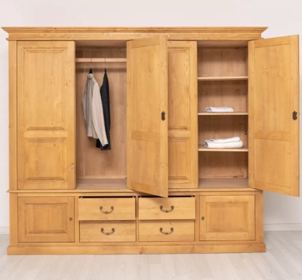 Casa Padrino Armadio stile country marrone antico cerato con 4 ante e 4 cassetti, 232 x 59 x 197 cm Casa Padrino Armadio stile country marrone antico cerato con 4 ante e 4 cassetti, 232 x 59 x 197 cm