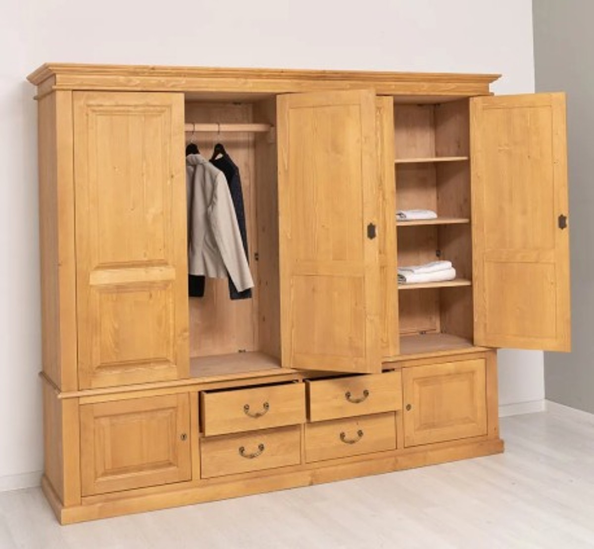Casa Padrino Armadio stile country marrone antico cerato con 4 ante e 4 cassetti, 232 x 59 x 197 cm Casa Padrino Armadio stile country marrone antico cerato con 4 ante e 4 cassetti, 232 x 59 x 197 cm