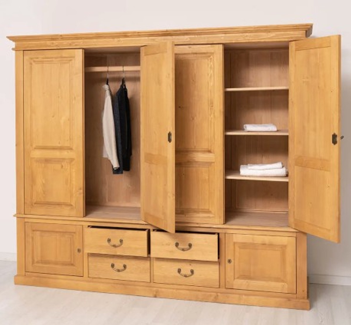 Casa Padrino Armadio stile country marrone antico cerato con 4 ante e 4 cassetti, 232 x 59 x 197 cm Casa Padrino Armadio stile country marrone antico cerato con 4 ante e 4 cassetti, 232 x 59 x 197 cm