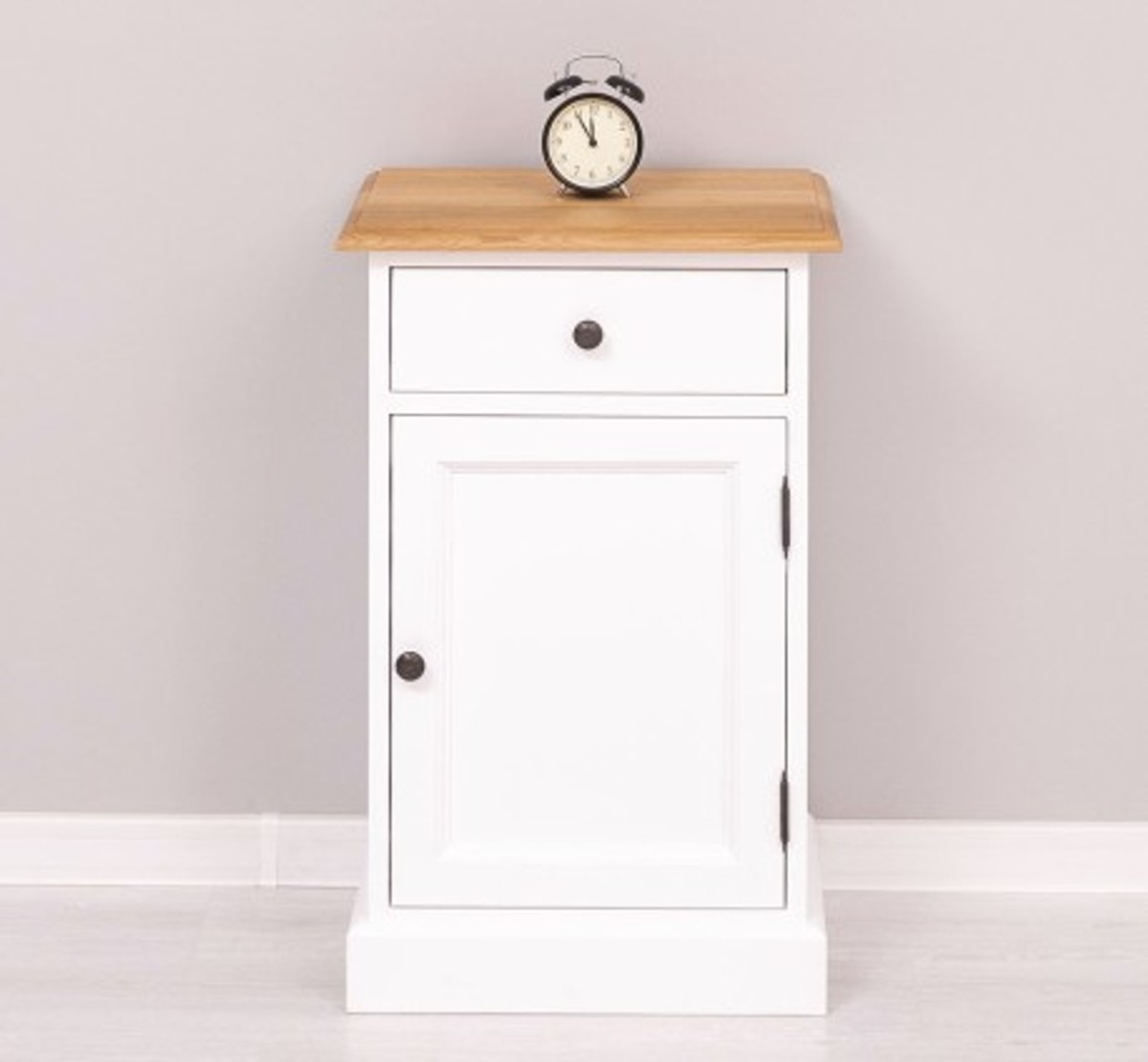 Casa Padrino Table de chevet style campagne avec 1 porte, 1 tiroir et plateau en chêne, 47 x 32 x 74 cm Casa Padrino Table de chevet style campagne avec 1 porte, 1 tiroir et plateau en chêne, 47 x 32 x 74 cm