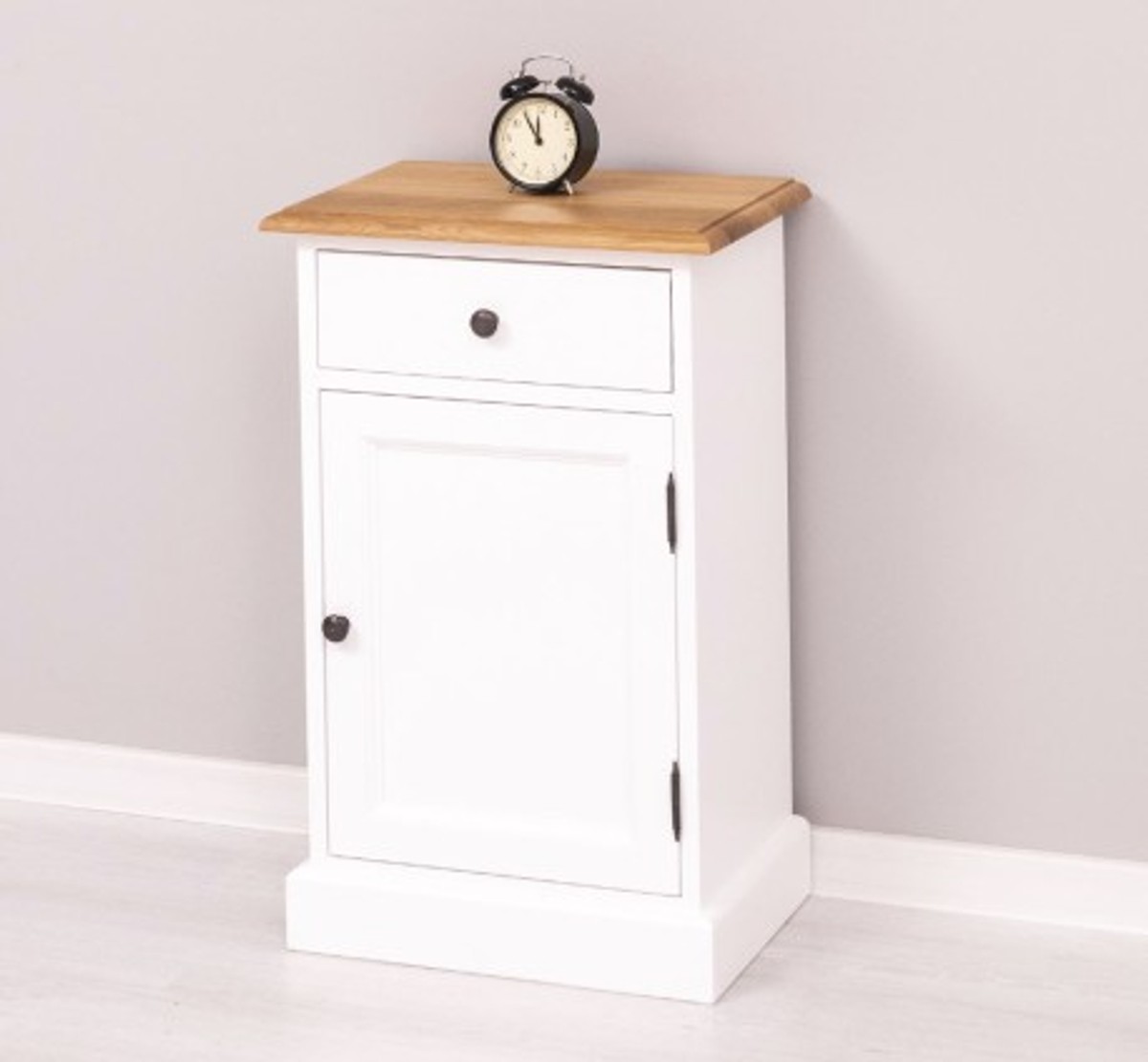Casa Padrino Table de chevet style campagne avec 1 porte, 1 tiroir et plateau en chêne, 47 x 32 x 74 cm Casa Padrino Table de chevet style campagne avec 1 porte, 1 tiroir et plateau en chêne, 47 x 32 x 74 cm