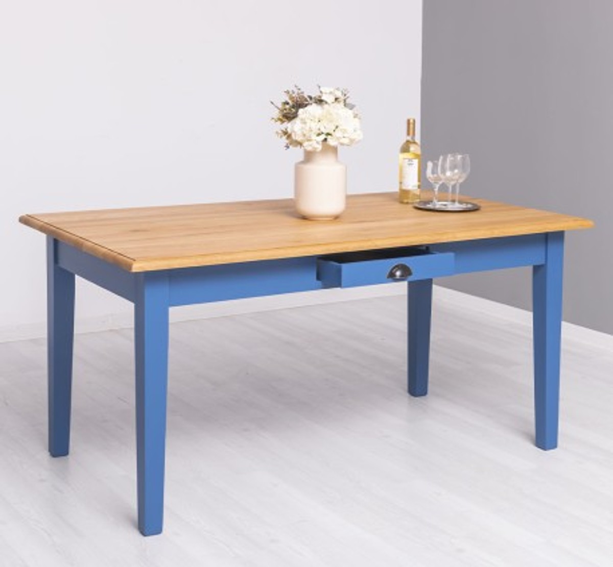 Casa Padrino Mesa de comedor estilo rústico con tablero de roble, 160 x 90 x 78 cm Casa Padrino Mesa de comedor estilo rústico con tablero de roble, 160 x 90 x 78 cm