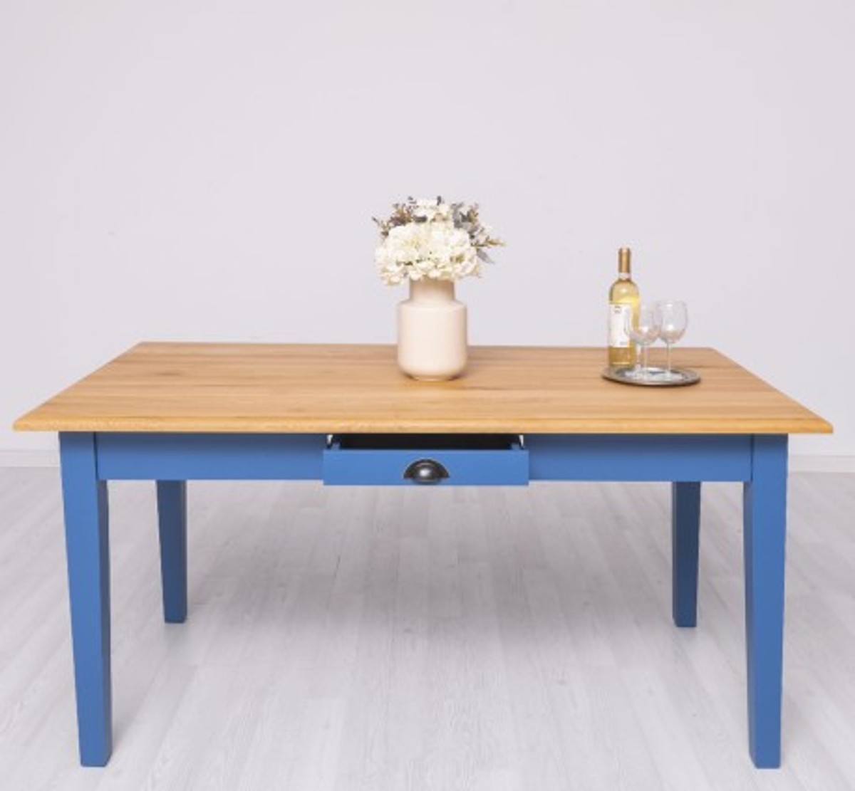 Casa Padrino Mesa de comedor estilo rústico con tablero de roble, 160 x 90 x 78 cm Casa Padrino Mesa de comedor estilo rústico con tablero de roble, 160 x 90 x 78 cm