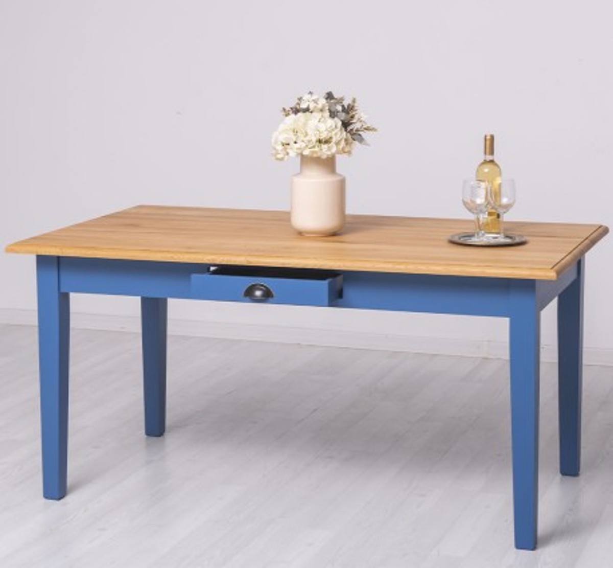 Casa Padrino Mesa de comedor estilo rústico con tablero de roble, 160 x 90 x 78 cm Casa Padrino Mesa de comedor estilo rústico con tablero de roble, 160 x 90 x 78 cm