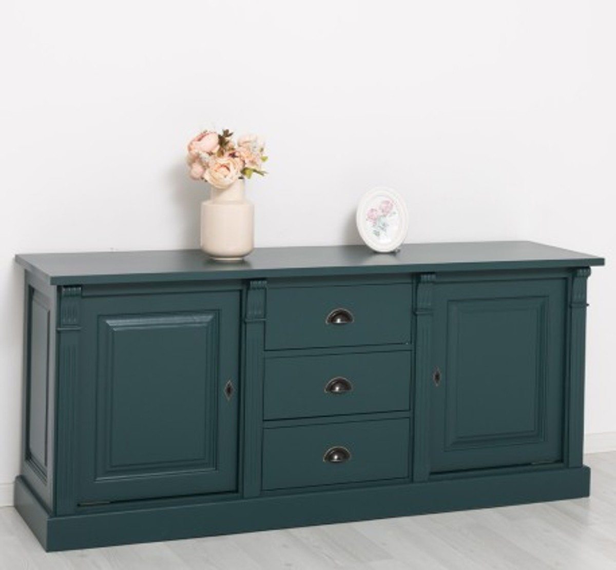 Casa Padrino Sideboard im Landhausstil mit 2 Türen und 3 Schubladen, 179 x 51 x 78 cm Casa Padrino Sideboard im Landhausstil mit 2 Türen und 3 Schubladen, 179 x 51 x 78 cm