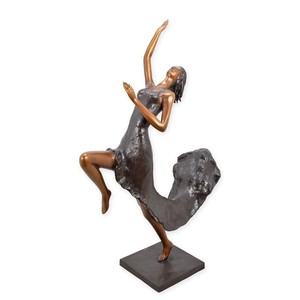 Casa Padrino Sculpture en Bronze de Luxe Danseuse en Robe Envolée Bronze / Or / Brun 43 x 94 x H. 133 cm - Grande Sculpture en Bronze - Décoration Baroque & Art Déco Casa Padrino Sculpture en Bronze de Luxe Danseuse en Robe Envolée Bronze / Or / Brun 43 x 94 x H. 133 cm - Grande Sculpture en Bronze - Décoration Baroque & Art Déco