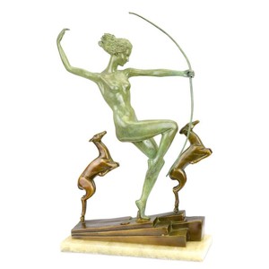 Casa Padrino Luxus Art Deco Bronzefigur Diana mit Rehen Grün / Bronze 10,9 x 22,1 x H. 36,7 cm - Bronze Skulptur mit Onyxsockel - Diana Deko Figur - Jagd Deko
