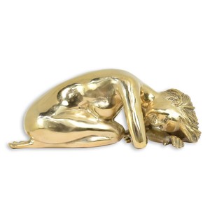 Casa Padrino Luxus Moderne Bronzefigur Liegender Akt Gold 20 x 40 x H. 16 cm - Bronze Skulptur poliert - Akt Deko Figur - Moderne Wohnzimmer Deko