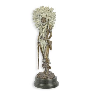 Casa Padrino Luxus Bronzefigur Indianerin mit Federschmuck Bronze / Elfenbein 14,5 x 15,8 x H. 45,7 cm - Bronze Skulptur mit Marmorsockel - Indianer Deko Figur - Western Deko