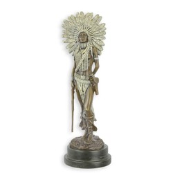 Casa Padrino Escultura de Bronce de Lujo Mujer Nativa Americana con Tocado de Plumas Bronce / Marfil 14,5 x 15,8 x H. 45,7 cm - Escultura de Bronce con Base de Mármol - Figura Decorativa Nativa Americana - Decoración Western
