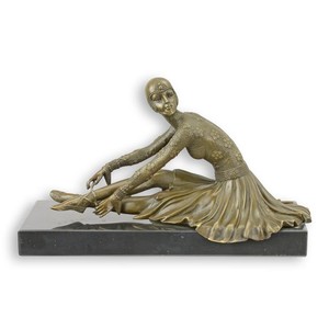 Casa Padrino Luxus Art Deco Bronzefigur Sitzende Tänzerin im Blütenkleid Bronze / Schwarz 14,2 x 26,9 x H. 16,5 cm - Bronze Skulptur mit Marmorsockel - Tänzerin Deko Figur - Art Deco Deko