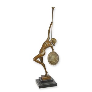 Casa Padrino Luxus Art Deco Bronzefigur Trompeterin mit Schild Bronze / Schwarz 10,1 x 14,3 x H. 43,1 cm - Bronze Skulptur mit Marmorsockel - Tänzerin Deko Figur - Art Deco Deko