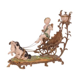 Casa Padrino Centro de Mesa de Porcelana de Lujo Putto en Carro-Concha Bronce / Oro / Marrón 22,2 x 48,6 x H. 35,5 cm - Porcelana Montada en Bronce - Decoración Barroca Casa Padrino Centro de Mesa de Porcelana de Lujo Putto en Carro-Concha Bronce / Oro / Marrón 22,2 x 48,6 x H. 35,5 cm - Porcelana Montada en Bronce - Decoración Barroca