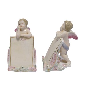 Casa Padrino Portamenús de Porcelana de Lujo Juego de 2 Putti Blanco / Rosa / Oro 10 x H. 15,5 cm - Portatarjetas - Decoración de Mesa Barroca Casa Padrino Portamenús de Porcelana de Lujo Juego de 2 Putti Blanco / Rosa / Oro 10 x H. 15,5 cm - Portatarjetas - Decoración de Mesa Barroca