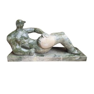 Casa Padrino Luxus Marmor Skulptur Liegende Figur Grün / Beige - Handgefertigte Marmorfigur - Moderne Deko Skulptur