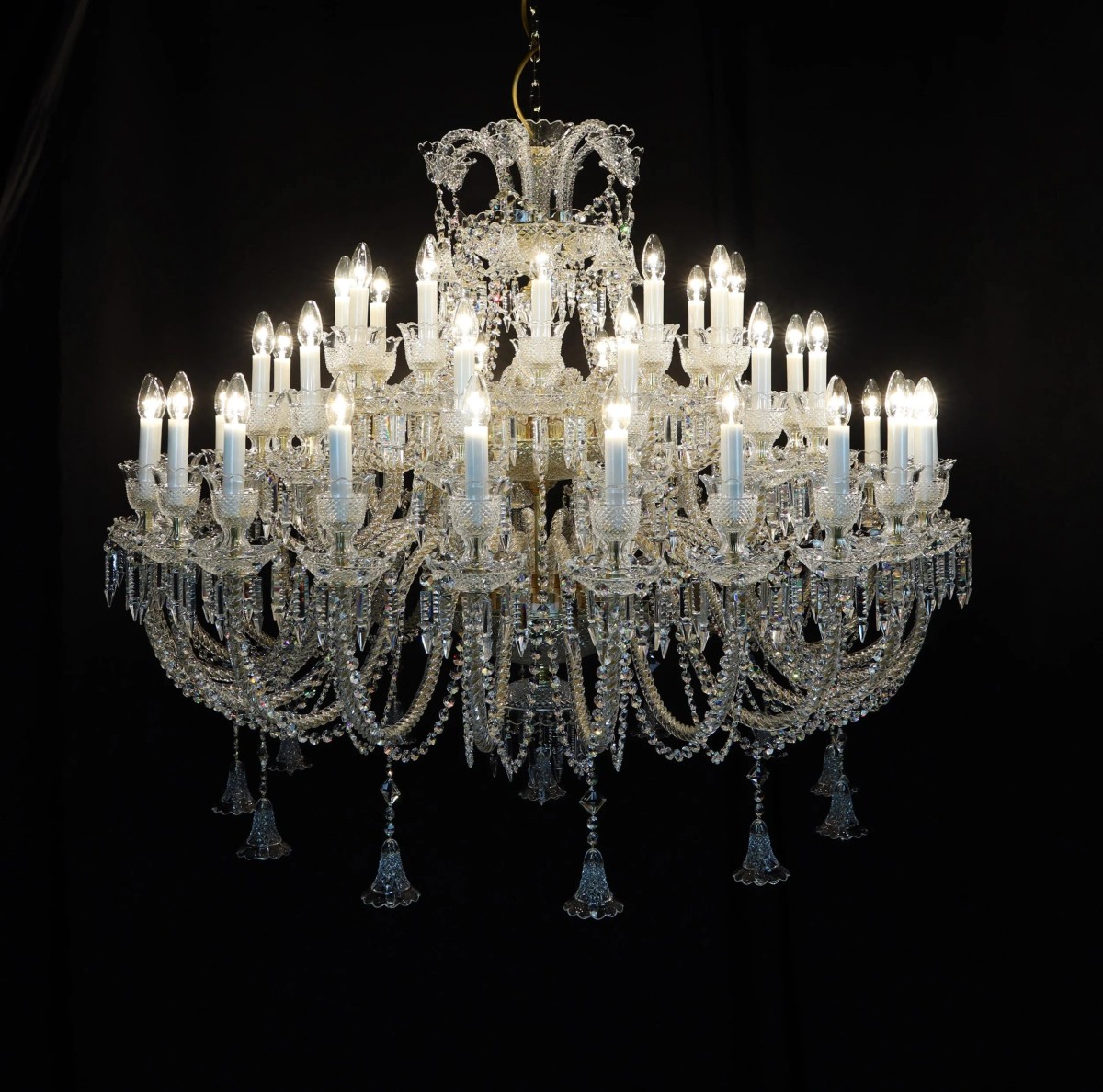 Casa Padrino Lampadario in cristallo barocco di lusso Oro Ø 140 x H. 110 cm - Sontuosa Lampadario in ottone con cristallo di Boemia - Mobili barocchi - Nobile e sontuoso Casa Padrino Lampadario in cristallo barocco di lusso Oro Ø 140 x H. 110 cm - Sontuosa Lampadario in ottone con cristallo di Boemia - Mobili barocchi - Nobile e sontuoso