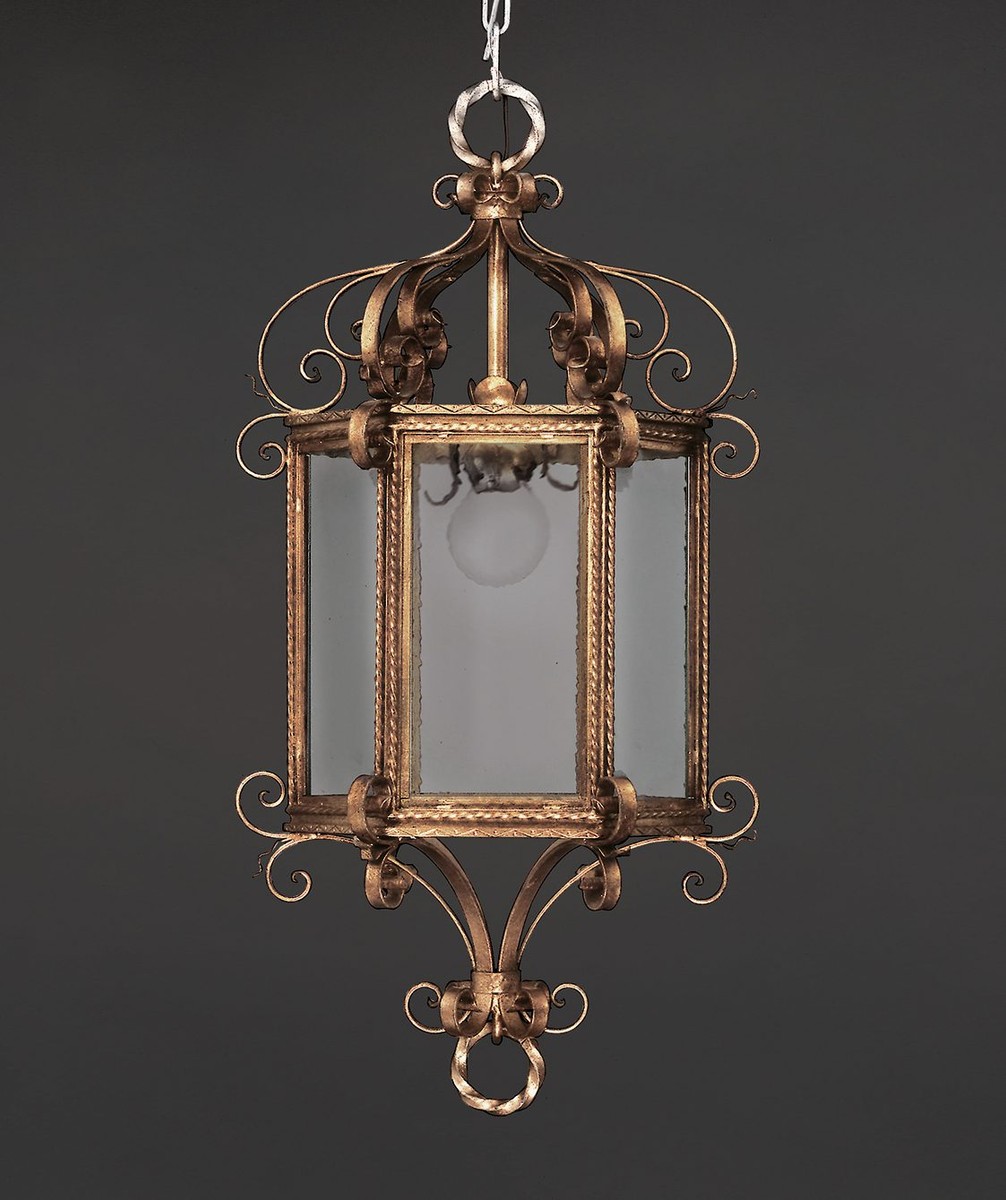 Casa Padrino Lámpara colgante Farol de lujo Oro Ø 40 x Al. 90 cm - Farol artesanal de hierro forjado con volutas - Colección de lujo - Noble y suntuoso Casa Padrino Lámpara colgante Farol de lujo Oro Ø 40 x Al. 90 cm - Farol artesanal de hierro forjado con volutas - Colección de lujo - Noble y suntuoso