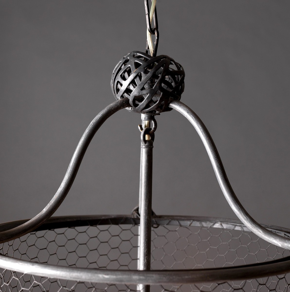 Casa Padrino Lámpara de araña de lujo Gris Ø 50 x Al. 85 cm - Lámpara de araña artesanal de hierro forjado - Colección de lujo - Noble y suntuoso Casa Padrino Lámpara de araña de lujo Gris Ø 50 x Al. 85 cm - Lámpara de araña artesanal de hierro forjado - Colección de lujo - Noble y suntuoso