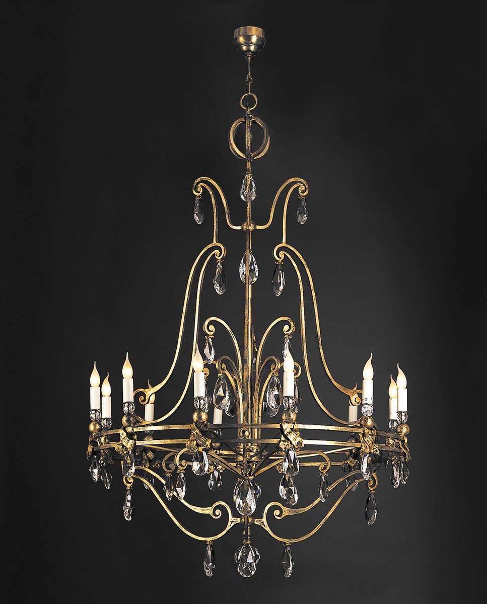 Casa Padrino Lampadario Luxury Oro anticato Ø 120 x H. 160 cm - Lampadario artigianale in ferro battuto con dettagli in cristallo - Collezione Luxury - Nobile & sontuoso Casa Padrino Lampadario Luxury Oro anticato Ø 120 x H. 160 cm - Lampadario artigianale in ferro battuto con dettagli in cristallo - Collezione Luxury - Nobile & sontuoso