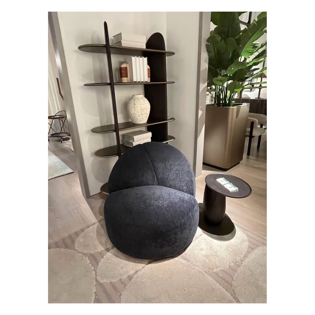 Casa Padrino Luxus Sessel Schwarz 84.5 x 87.5 x H. 77 cm - Sessel mit Stoffbezug - Moderne Wohnzimmer Möbel - Luxus Qualität Casa Padrino Luxus Sessel Schwarz 84.5 x 87.5 x H. 77 cm - Sessel mit Stoffbezug - Moderne Wohnzimmer Möbel - Luxus Qualität