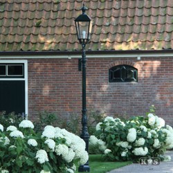 Casa Padrino Nostalgique Lanterne de Jardin 35 x 35 x H. 290 cm - Coloris Variés - Luminaire d'Extérieur Nostalgique Résistant aux Intempéries Casa Padrino Nostalgique Lanterne de Jardin 35 x 35 x H. 290 cm - Coloris Variés - Luminaire d'Extérieur Nostalgique Résistant aux Intempéries