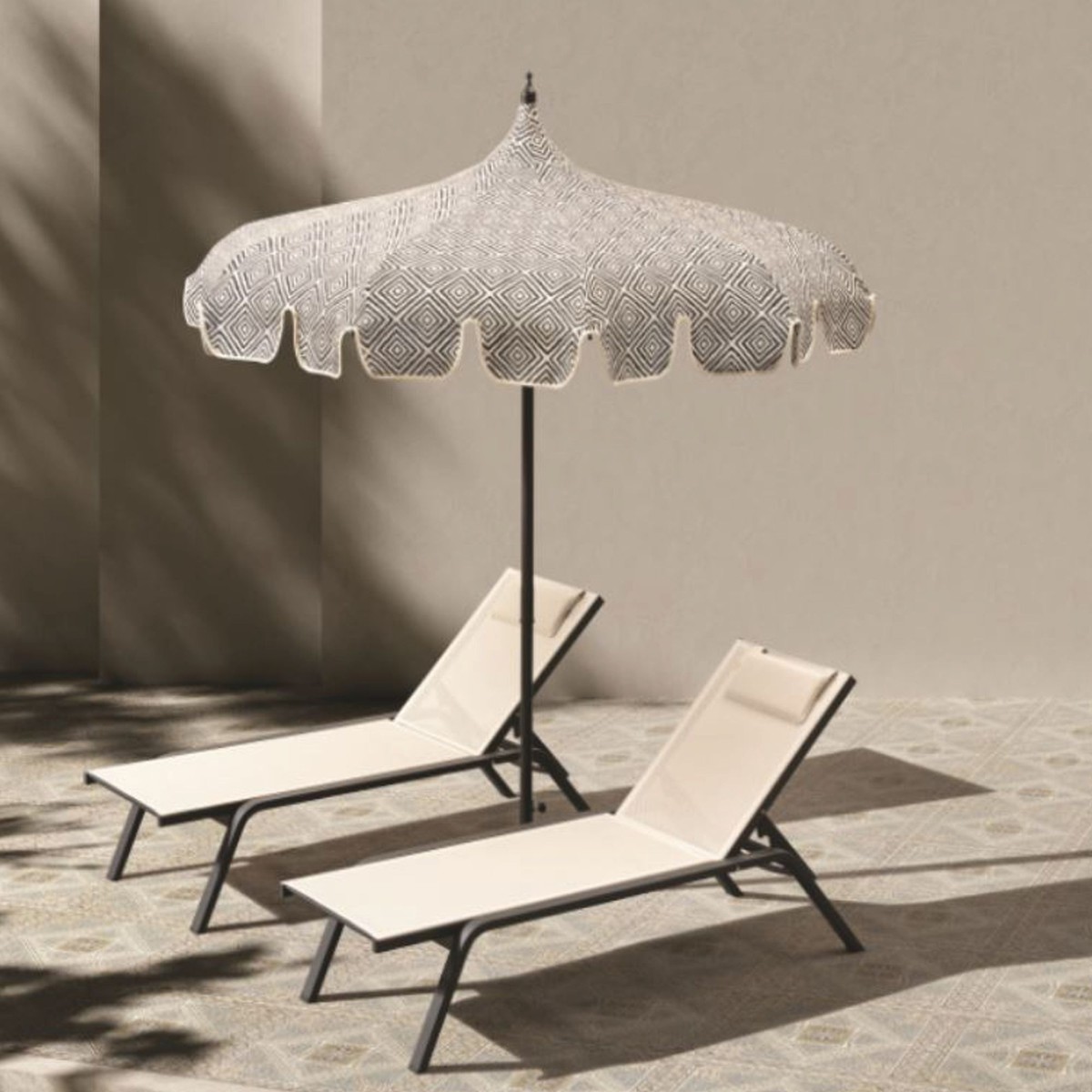 Runder Luxus Sonnenschirm im 70er Jahre Sti Schwarz Weiß Beige Runder Luxus Sonnenschirm im 70er Jahre Sti Schwarz Weiß Beige