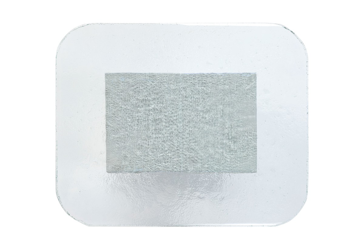 Casa Padrino Luxus Beistelltisch Cremeweiß 50 x 40 x H. 46 cm - Handgefertigter Keramik Beistelltisch mit Platte aus strukturiertem Klarglas - Luxus Möbel Casa Padrino Luxus Beistelltisch Cremeweiß 50 x 40 x H. 46 cm - Handgefertigter Keramik Beistelltisch mit Platte aus strukturiertem Klarglas - Luxus Möbel