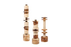 Casa Padrino Objeto Decorativo de Lujo Blanco Crema / Marrón Ø 12 x H. 38 cm - Pequeña Escultura Strata de Resina y Arena - Accesorios Decorativos de Lujo