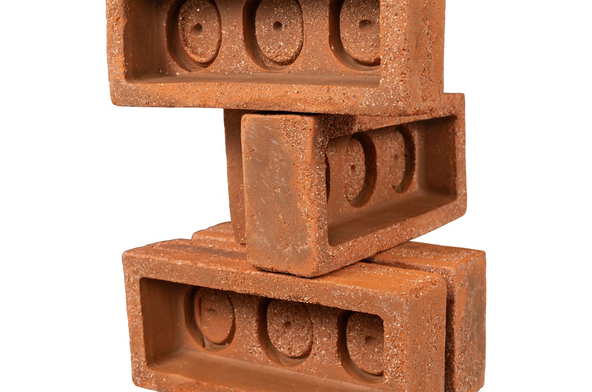Casa Padrino Objeto Decorativo de Lujo Natural 30 x 22 x H. 61 cm - Objeto Escultural de Ladrillos de Terracota y Latón Sin Tratar - Accesorios Decorativos de Lujo Casa Padrino Objeto Decorativo de Lujo Natural 30 x 22 x H. 61 cm - Objeto Escultural de Ladrillos de Terracota y Latón Sin Tratar - Accesorios Decorativos de Lujo
