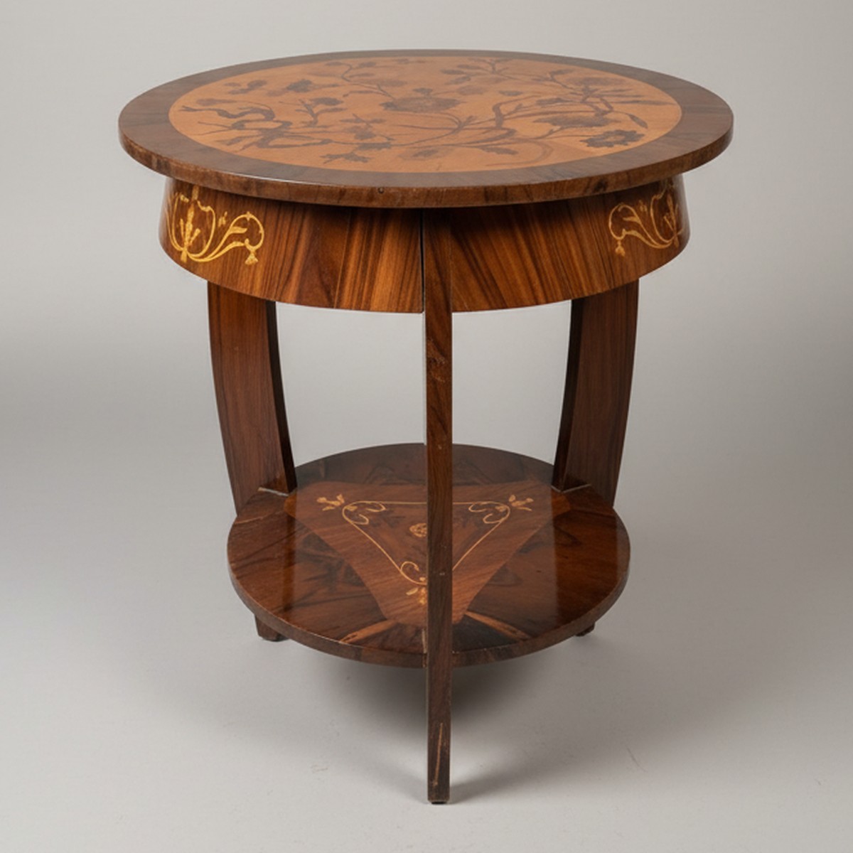 Casa Padrino Mesa Auxiliar Art Déco con Marquetería Floral Marrón Ø 60 x H. 71 cm - Mesa Redonda con Dos Baldas Casa Padrino Mesa Auxiliar Art Déco con Marquetería Floral Marrón Ø 60 x H. 71 cm - Mesa Redonda con Dos Baldas