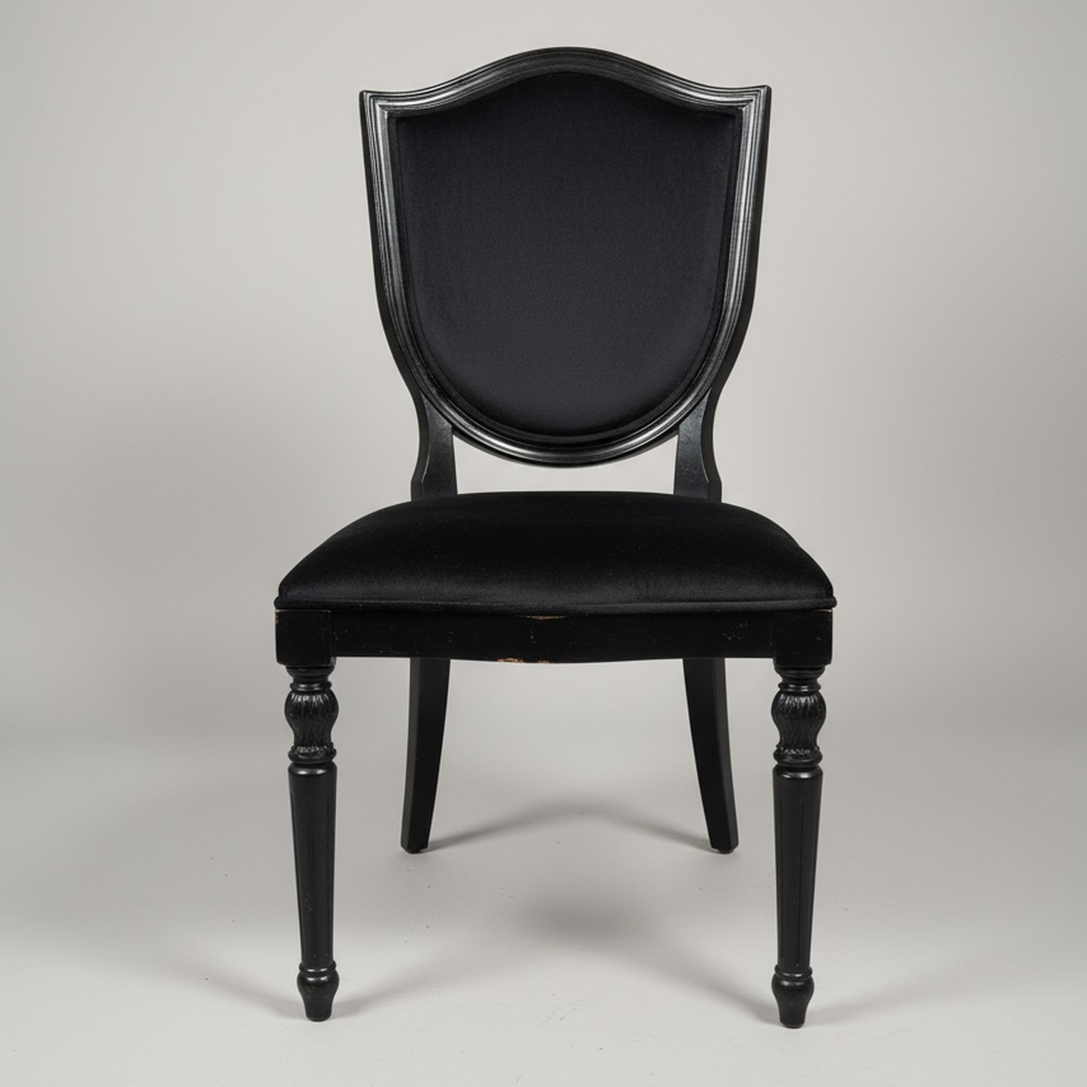 Casa Padrino Silla Negra de Terciopelo - Silla con Respaldo de Escudo Casa Padrino Silla Negra de Terciopelo - Silla con Respaldo de Escudo
