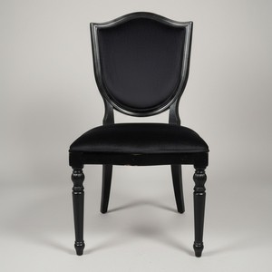 Casa Padrino Chaise Noire en Velours - Chaise Dossier Écusson Casa Padrino Chaise Noire en Velours - Chaise Dossier Écusson