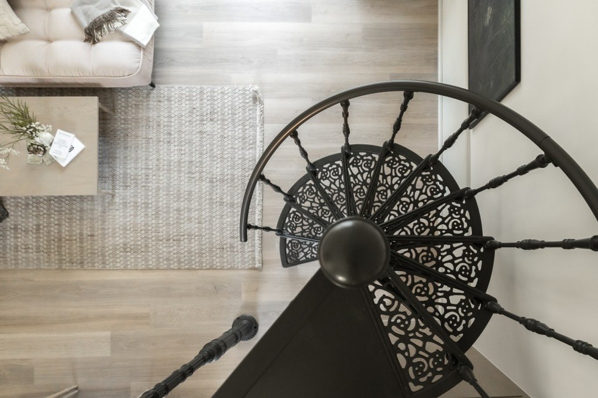 Casa Padrino Gusseisen Wendeltreppe Schwarz Ø 133 x H. 264 cm - Rustikale Spiraltreppe mit 13 Stufen - Massive Gusseisen Treppe Casa Padrino Gusseisen Wendeltreppe Schwarz Ø 133 x H. 264 cm - Rustikale Spiraltreppe mit 13 Stufen - Massive Gusseisen Treppe