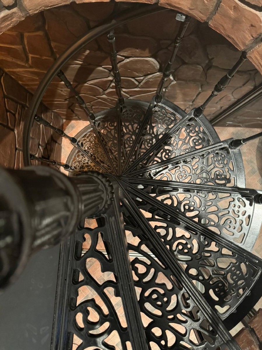 Casa Padrino escalera de caracol rústica de hierro fundido negro Ø 133 x Al. 304 cm - Escalera de caracol con 15 peldaños - Escalera de hierro fundido macizo Casa Padrino escalera de caracol rústica de hierro fundido negro Ø 133 x Al. 304 cm - Escalera de caracol con 15 peldaños - Escalera de hierro fundido macizo