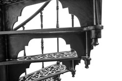 Casa Padrino escalera de caracol rústica de hierro fundido negro Ø 133 x Al. 304 cm - Escalera de caracol con 15 peldaños - Escalera de hierro fundido macizo Casa Padrino escalera de caracol rústica de hierro fundido negro Ø 133 x Al. 304 cm - Escalera de caracol con 15 peldaños - Escalera de hierro fundido macizo