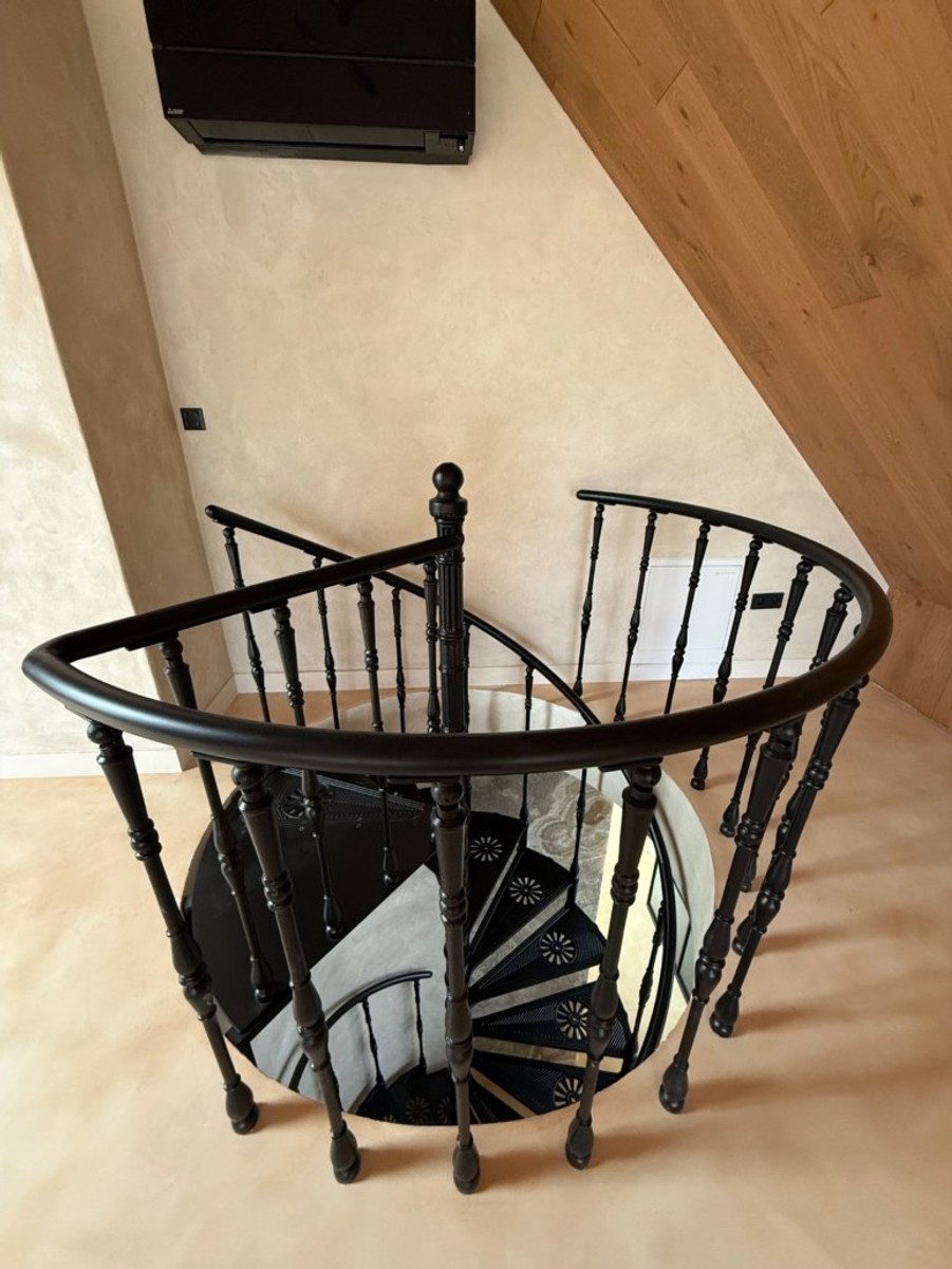 Casa Padrino Gusseisen Wendeltreppe Schwarz Ø 155 x H. 300 cm - Rustikale Spiraltreppe mit 15 Stufen - Massive Gusseisen Treppe Casa Padrino Gusseisen Wendeltreppe Schwarz Ø 155 x H. 300 cm - Rustikale Spiraltreppe mit 15 Stufen - Massive Gusseisen Treppe