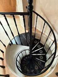 Casa Padrino Gusseisen Wendeltreppe Schwarz Ø 155 x H. 300 cm - Rustikale Spiraltreppe mit 15 Stufen - Massive Gusseisen Treppe Casa Padrino Gusseisen Wendeltreppe Schwarz Ø 155 x H. 300 cm - Rustikale Spiraltreppe mit 15 Stufen - Massive Gusseisen Treppe