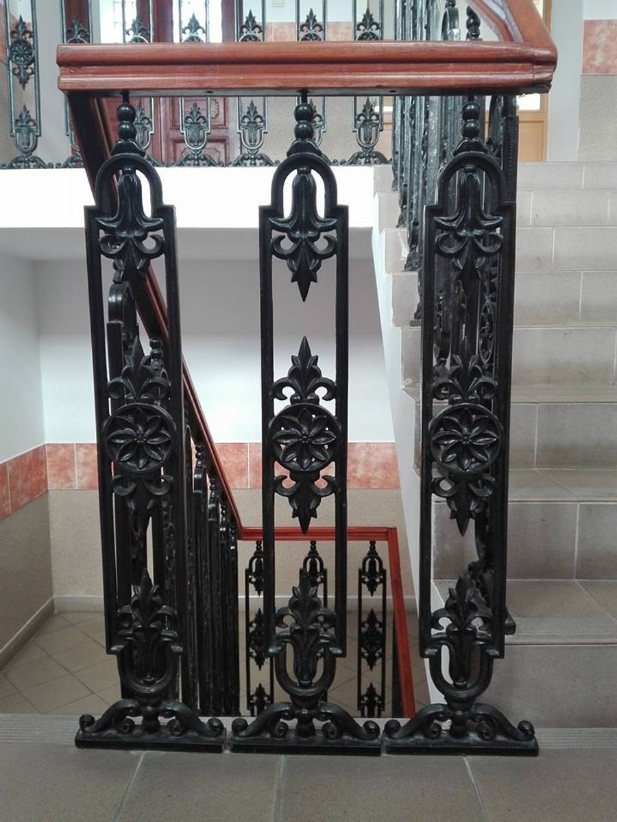 Casa Padrino balaustre de hierro fundido negro 25 x Al. 83 cm - Suntuoso balaustre decorativo para escaleras con ornamento - Barandilla de balcón y escalera Casa Padrino balaustre de hierro fundido negro 25 x Al. 83 cm - Suntuoso balaustre decorativo para escaleras con ornamento - Barandilla de balcón y escalera