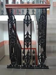 Casa Padrino balaustre de hierro fundido negro 25 x Al. 83 cm - Suntuoso balaustre decorativo para escaleras con ornamento - Barandilla de balcón y escalera Casa Padrino balaustre de hierro fundido negro 25 x Al. 83 cm - Suntuoso balaustre decorativo para escaleras con ornamento - Barandilla de balcón y escalera