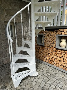 Casa Padrino Gusseisen Wendeltreppe Weiß Ø 133 x H. 264 cm - Rustikale Spiraltreppe mit 13 Stufen - Massive Gusseisen Treppe Casa Padrino Gusseisen Wendeltreppe Weiß Ø 133 x H. 264 cm - Rustikale Spiraltreppe mit 13 Stufen - Massive Gusseisen Treppe