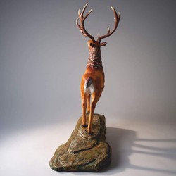 Lebensgroße XXL Garten Deko Skulptur Figur Hirsch auf Felsen