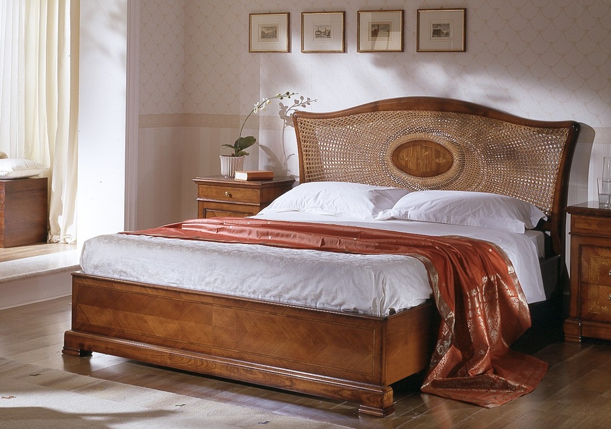 Casa Padrino Luxus Nachttisch Braun 55 x 38 x H. 69 cm - Handgefertigtes Massivholz Möbel mit 3 Schubladen - Luxus Qualität Casa Padrino Luxus Nachttisch Braun 55 x 38 x H. 69 cm - Handgefertigtes Massivholz Möbel mit 3 Schubladen - Luxus Qualität