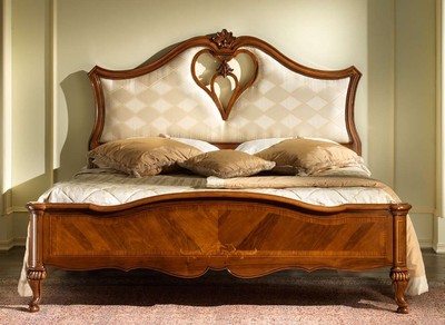 Casa Padrino Luxus Bett Braun 182 x 212 x H. 144 cm - Handgefertigtes Massivholz Möbel mit hochwertiger Polsterung, Herzmotiv - Luxus Qualität