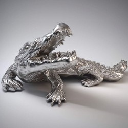 Casa Padrino XXL Deko Skulptur Krokodil Silber 170 cm - Garten Deko Figur aus Glasfaserlaminat